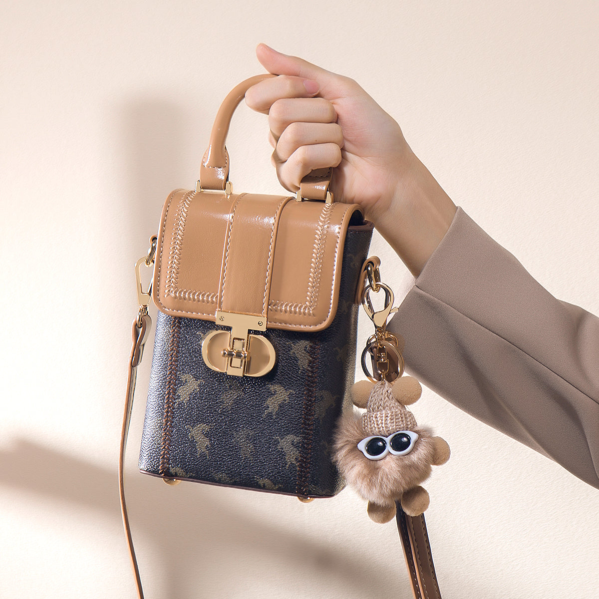 【Leah】Fun on the Go: Adorable Plush Toy Phone Bag