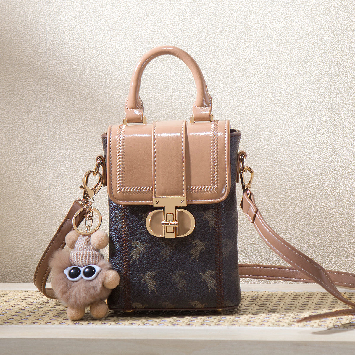 【Leah】Fun on the Go: Adorable Plush Toy Phone Bag